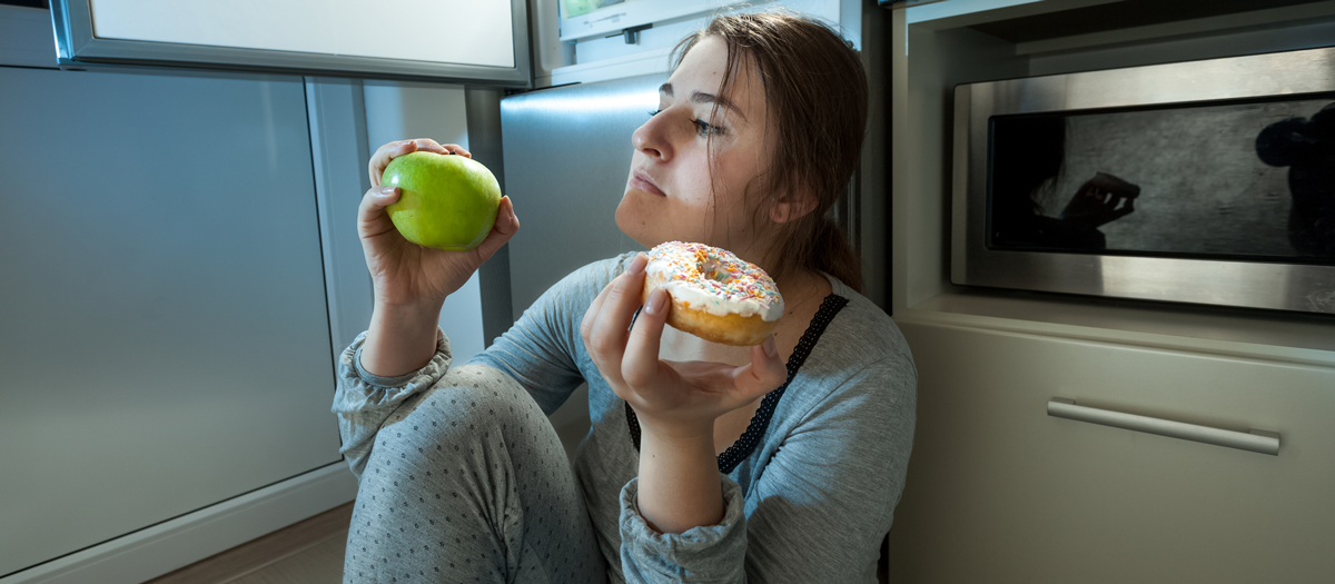 Sleep is food. Можно есть яблоки на ночь. Яблоко на ночь на диете. Вечернее переедание. Перекус на ночь.